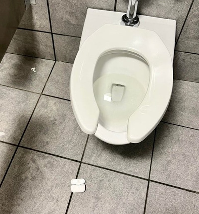 Kupio sam nove bežične slušalice i otišao na javni WC