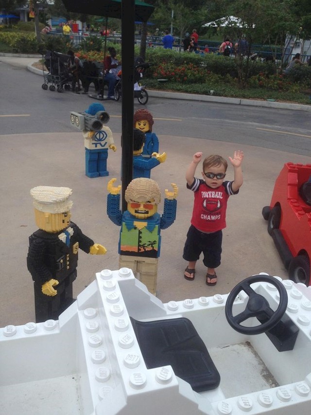Ovaj dječak je mislio da su likovi napravljeni od Lego kocki prava djeca