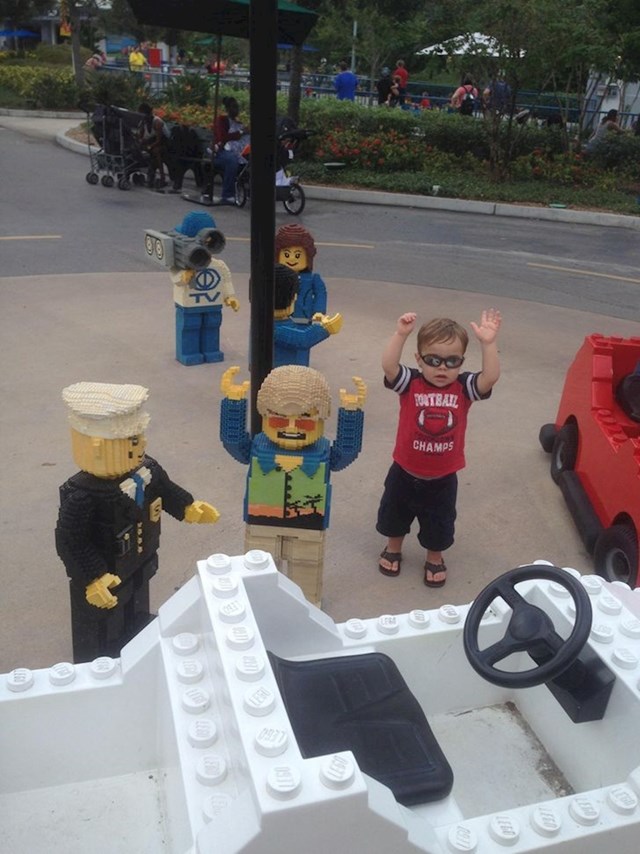 Ovaj dječak je mislio da su likovi napravljeni od Lego kocki prava djeca