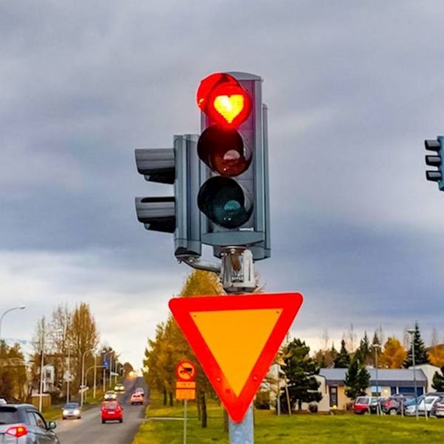 Na semaforima se umjesto crvenih krugova nalaze crvena srca.