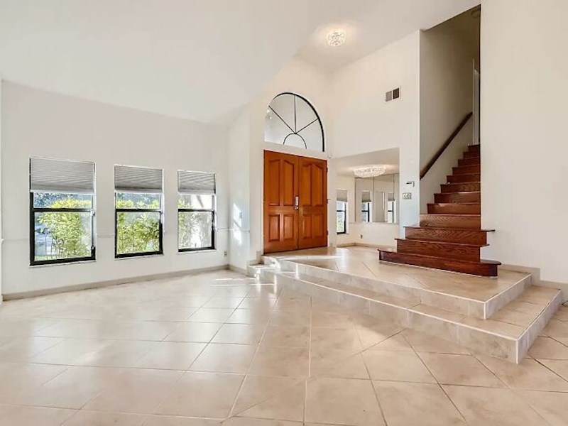 Čemu ove stube? A vidite li kako su pločice loše postavljene?