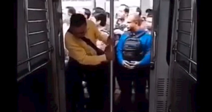 Suluda snimka: Morate vidjeti kako ljudi u Indiji ulaze u jureći vlak