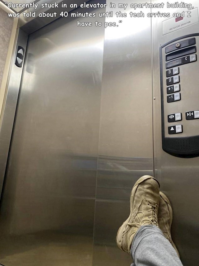 Zaglavio u liftu, serviser će doći za 40 min, a piški mi se