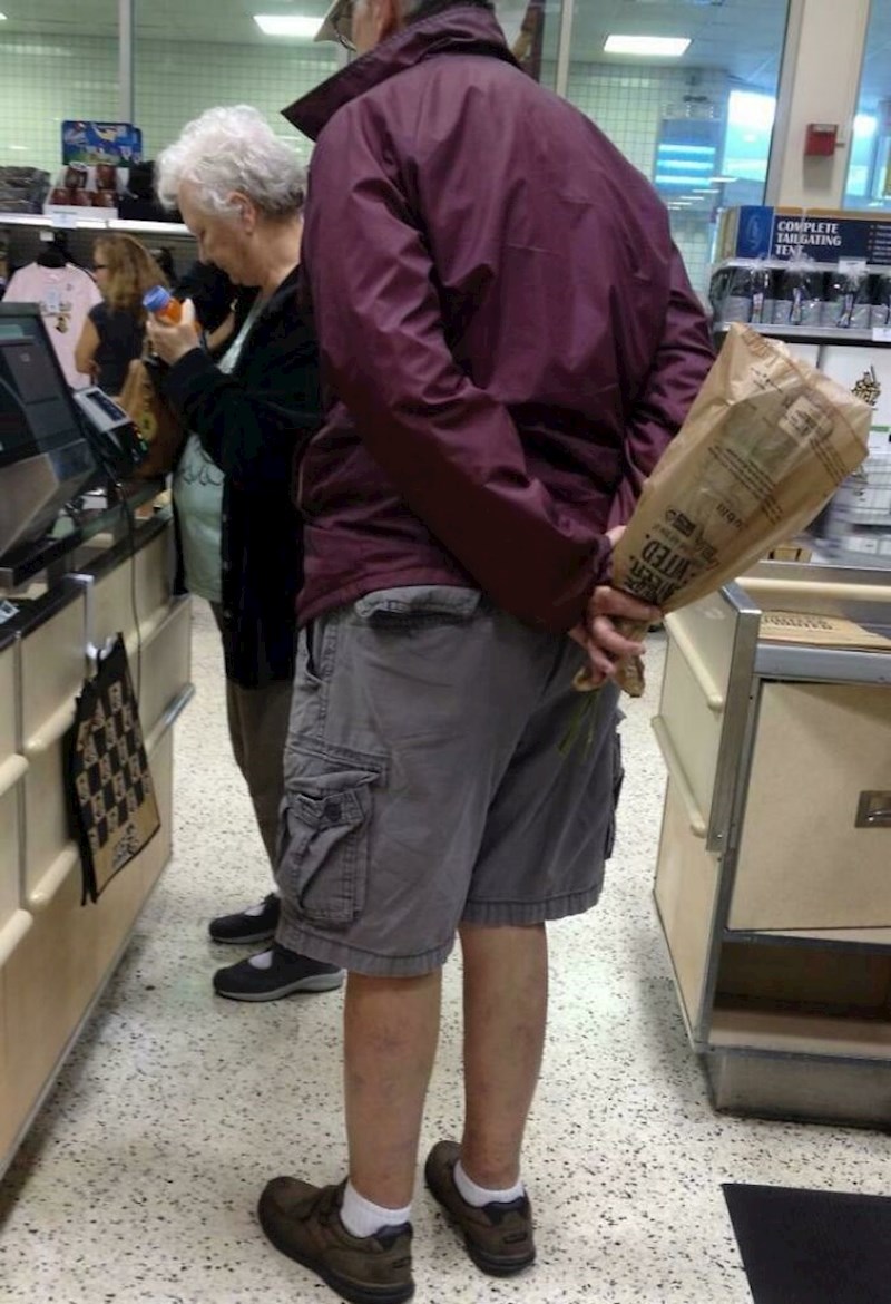 Dok smo čekali u redu ovaj čovjek ispred mene je rekao da mora na WC, ali je umjesto toga potajno kupio cvijeće za svoju žene i sakrio ga iza leđa