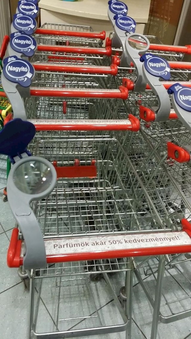 U Budimpešti kolica za shopping imaju ugrađeno povećalo da možete dobro pročitati sve što vas zanima na namirnicima koje kupujete