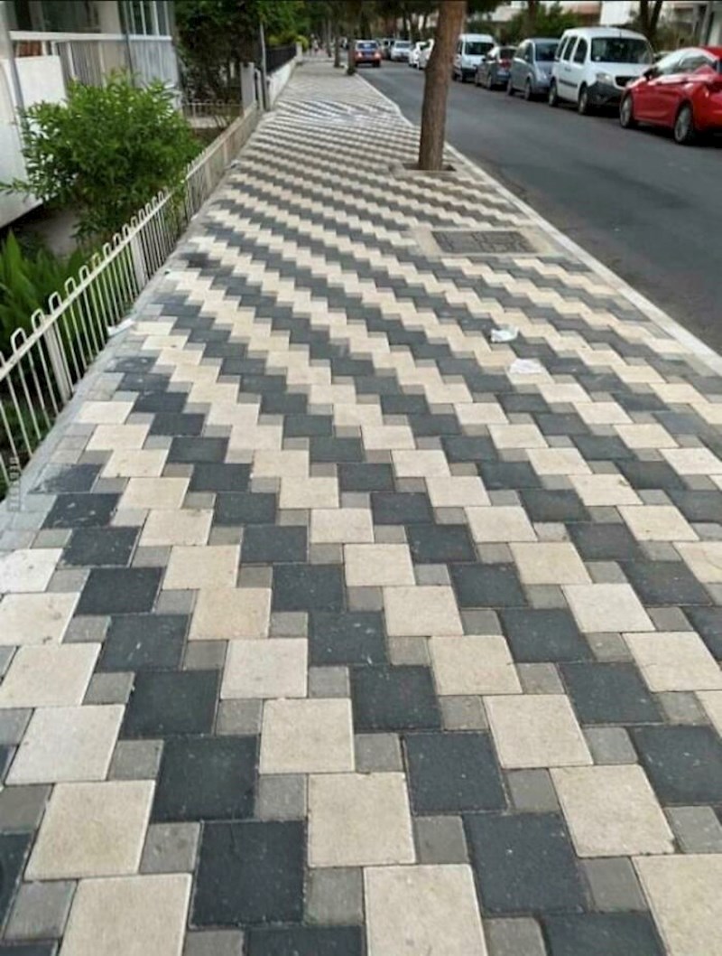 I kad nisi pijan, pijan si na ovom pločniku