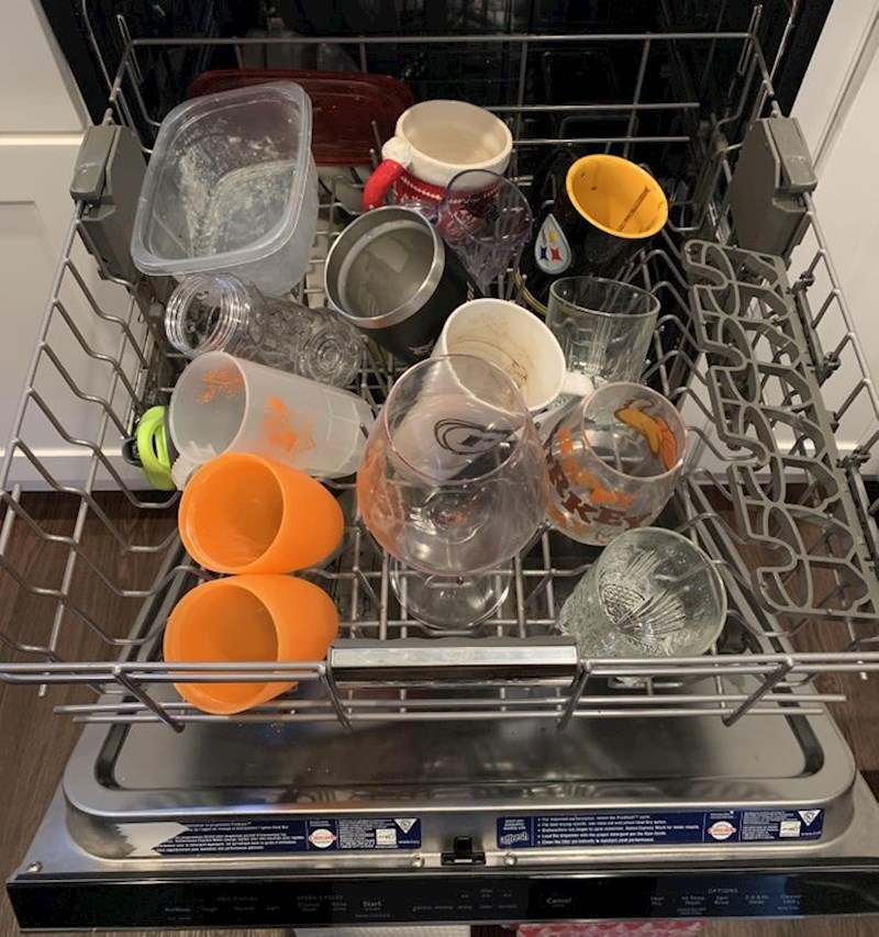 Ovako muž stavlja suđe u mašinu