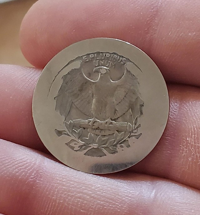 Novčić koji je prošao mnogo ciklusa pranja prije nego sam ga našla u perilici, toliko dugo je bio da je cijeli izglađen