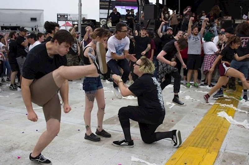 Što se ovdje uopće događa? Gdje ju je ovo zaprosio?