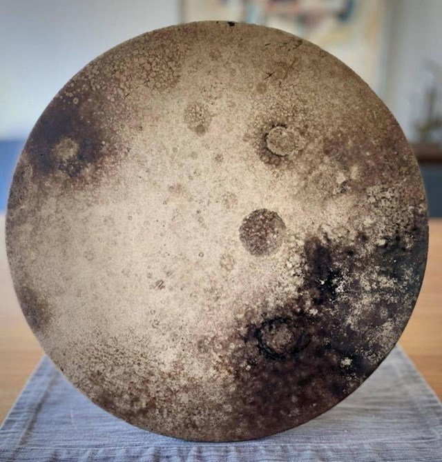 Kamena za pečenje pizze izgleda kao Mjesec