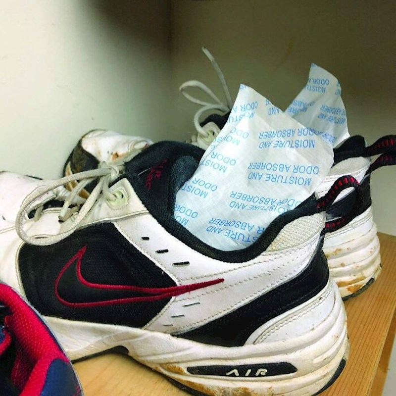 Silica gelovi izvlače vlagu i neugodne mirise iz tenisica