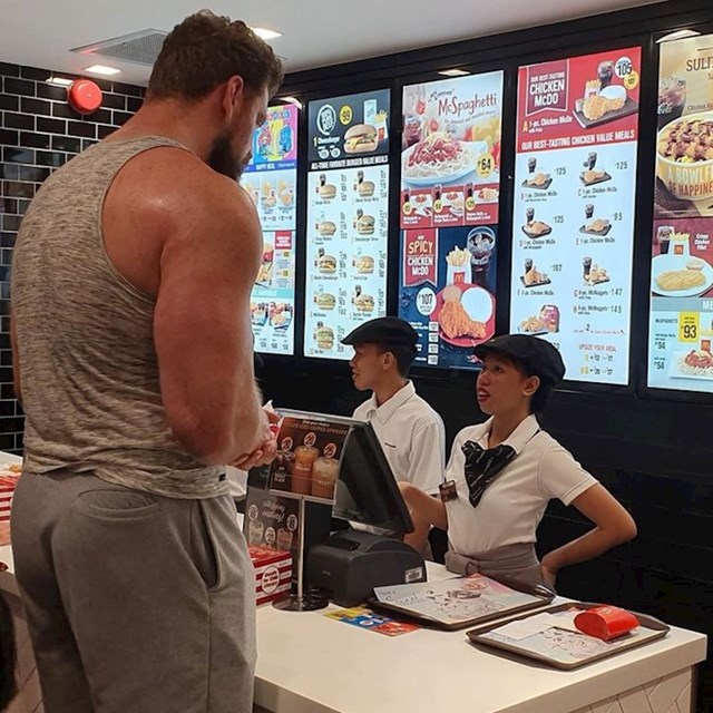 Najviši bodybuilder, Oliver Richards, u McDonald’su na Filipinima