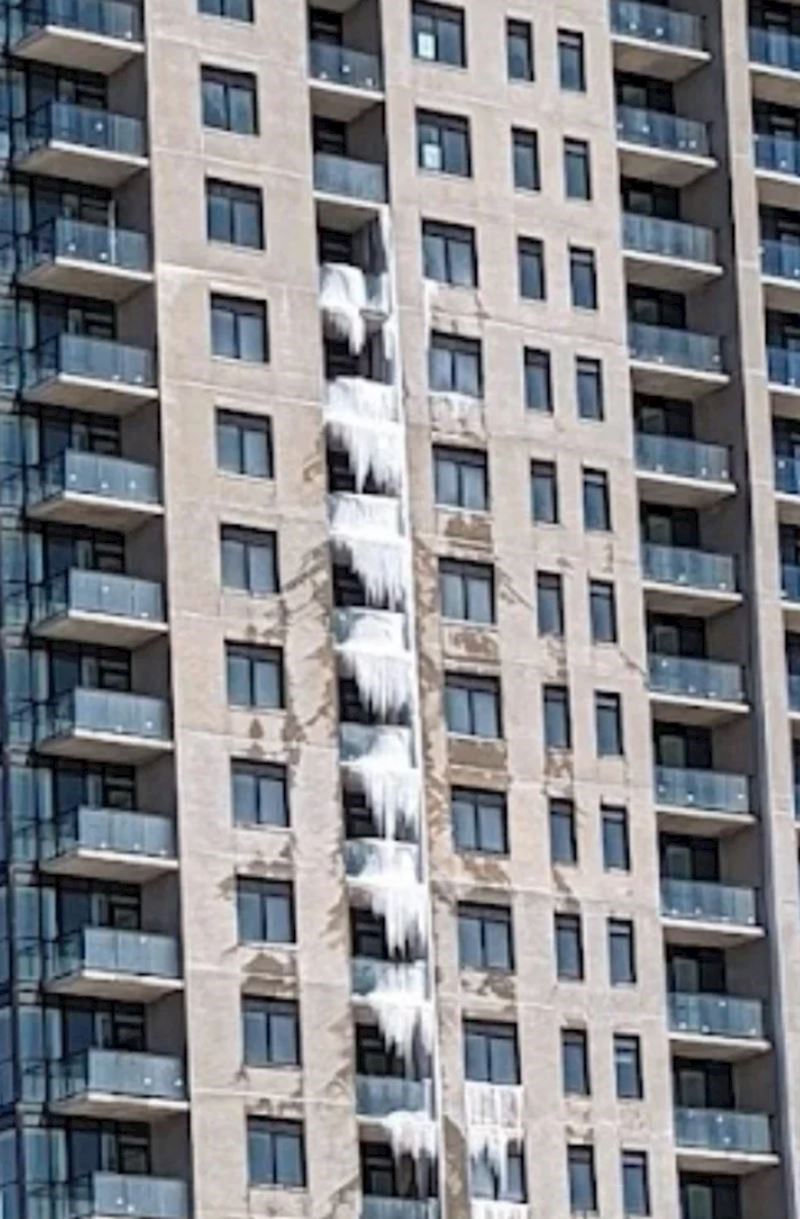 Uselila sam u stan nakon 3 godine gradnje. Prvi dan je pukla cijev