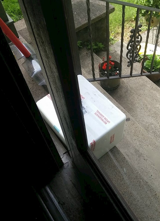 Dostavljač mi je ostavio paket na kojem piše lomljivo ispred vrata i ako otvrim vrata srušit ću paket i sve porazbijati