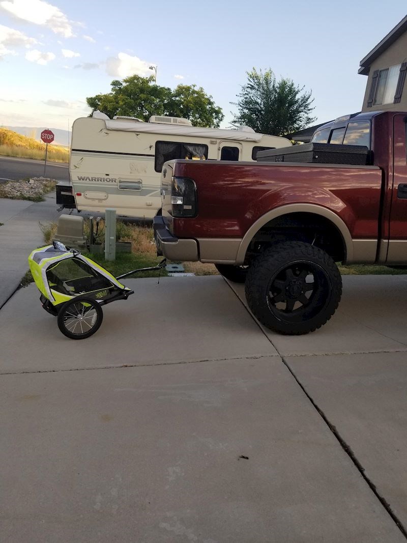 Žena mu je zaboravila ostaviti auto sjedalicu, poslao joj je da ovako vozi sina u vrtić