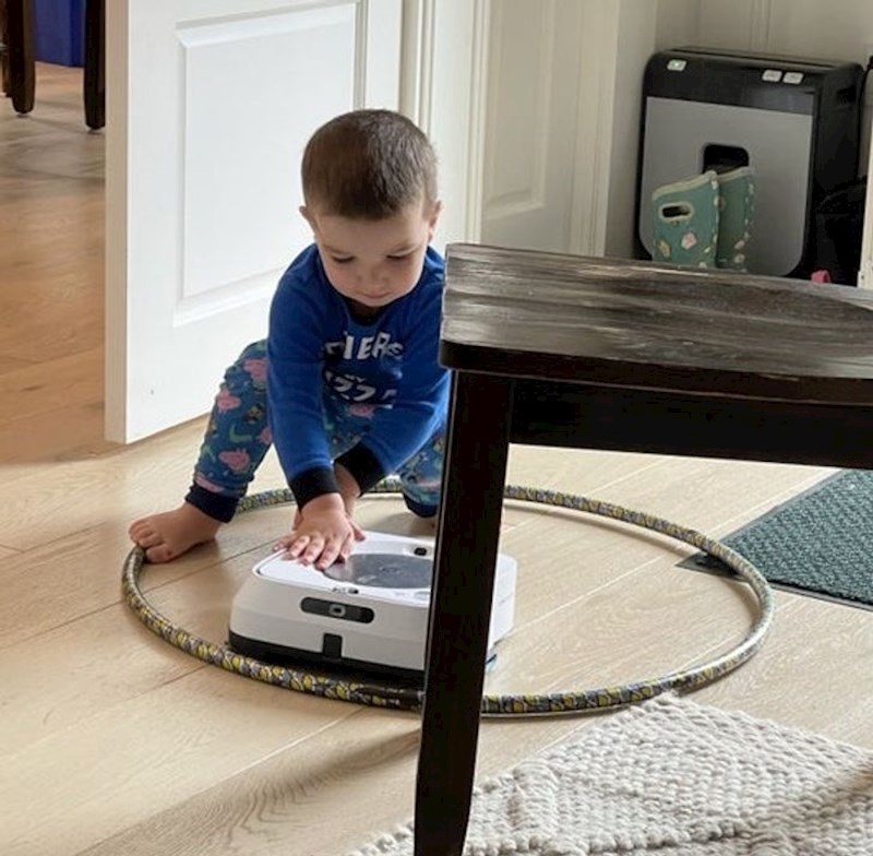 Moj trogodišnjak maltretira robota za usisavanje. A bolje nego da maltretira mene