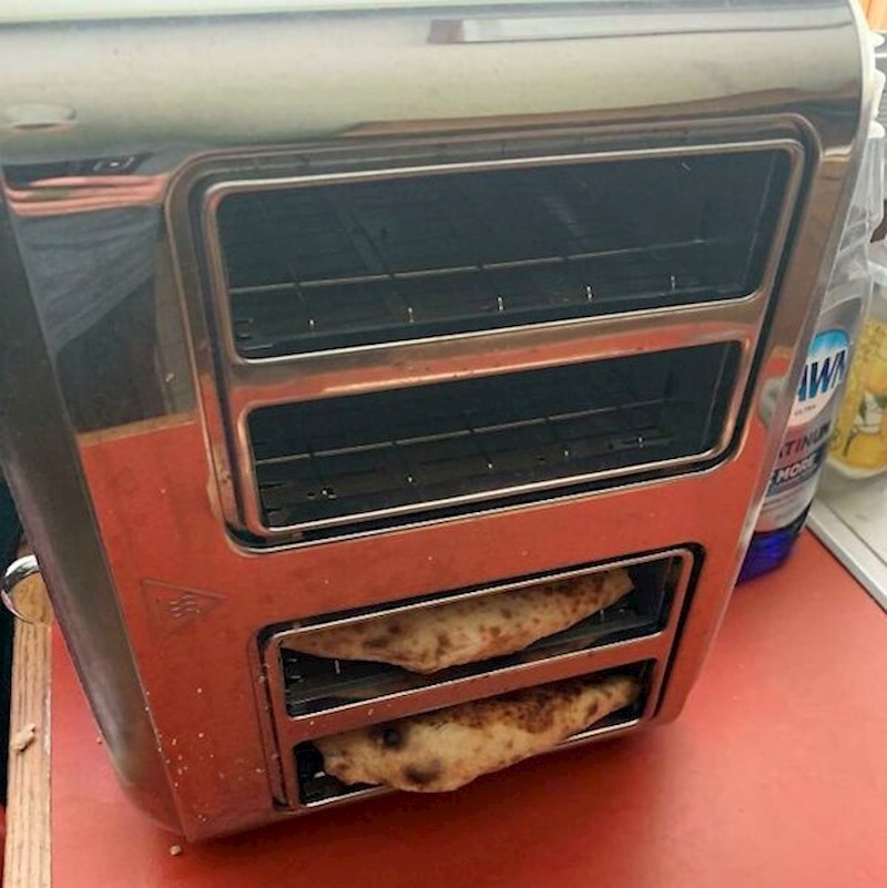 Još jedan primjer lijenosti koja vodi do genijalnosti: kada okreneš toster dobiješ grijač za ostatke pizze