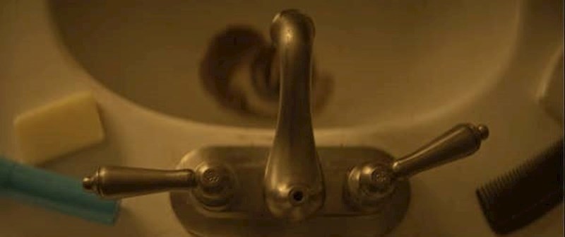 Istražitelji su pogledali u spremnike za vodu nakon što su se stanari počeli žaliti na miris