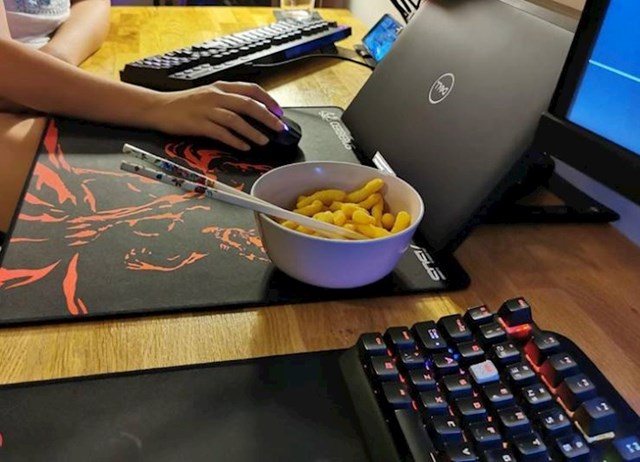 Ovako jede grickalice na poslu da ne pojede cijelu zdjelu i ne zaprlja laptop