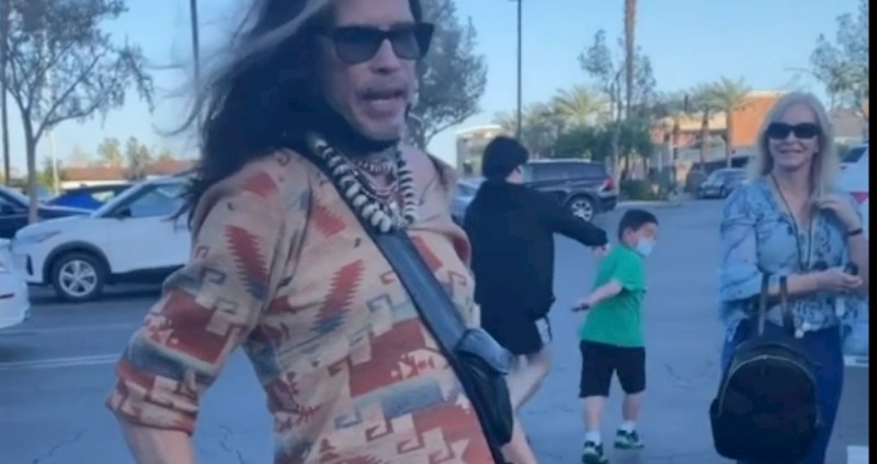 Čuveni pjevač u SAD-u je primijetio nešto čudno na autu: 'To je napisao moj muž, on je iz Hrvatske'