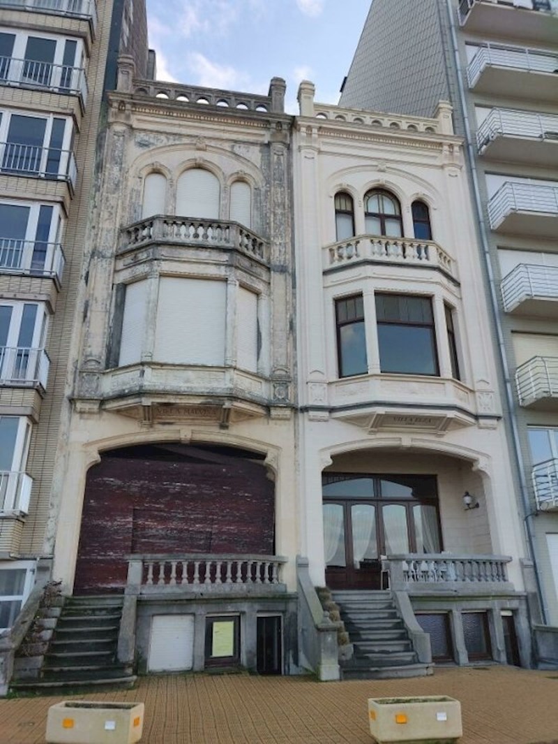 Dvije identične kuća, jedna u izvrsnom stanju i jedna u jako lošem