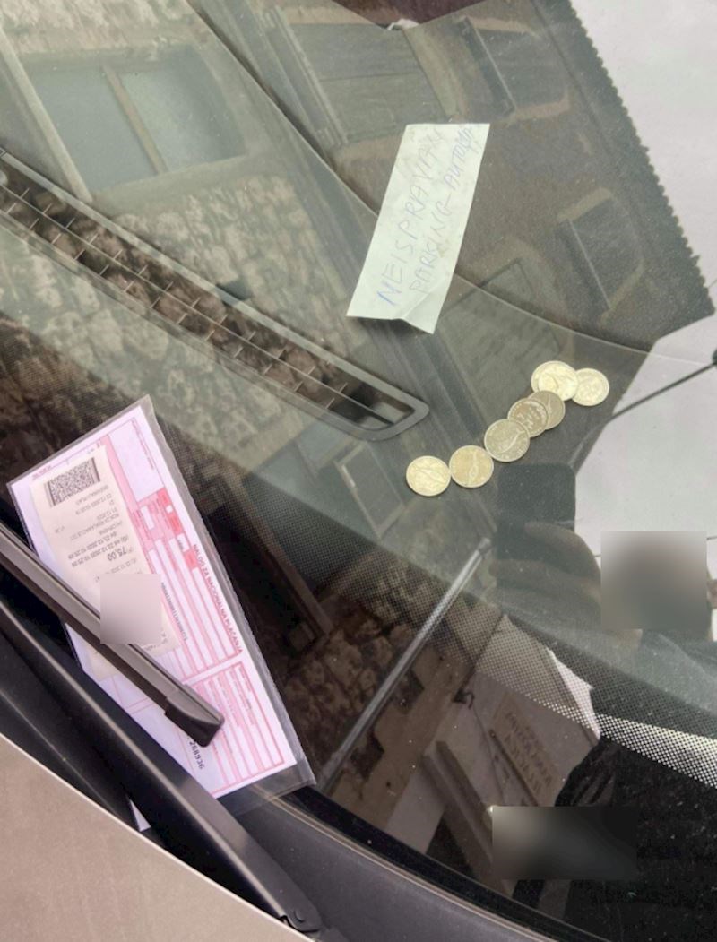 Međutim, kad se vratio vidio je dobro poznatu čestitku ispod brisača, iako neplaćanje parkinga nije njegova krivnja