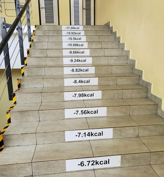 Na stepenicama je ucrtano koliko kalorija izgubite kad se penjete