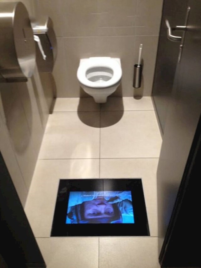WC u kinu ima malene ekrane tako da ne propustite film ako vam dođe sila