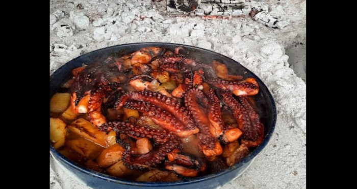 Netko je objavio recept za hobotnicu ispod peke na imotski način i oduševio ekipu na Fejsu