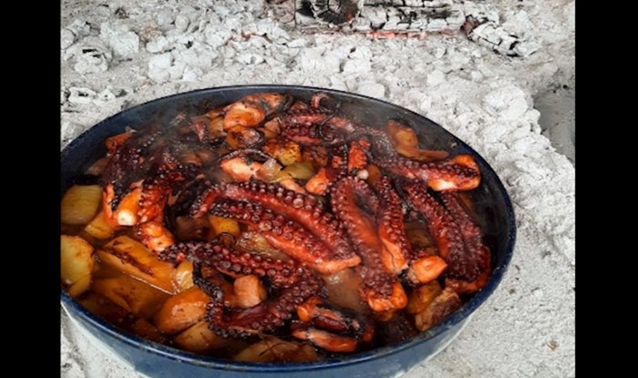 Netko je objavio recept za hobotnicu ispod peke na imotski način i oduševio ekipu na Fejsu