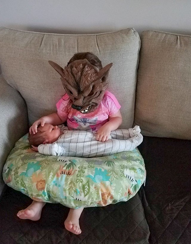 Nećakinja je inzistirala da ovako drži svog malog brata