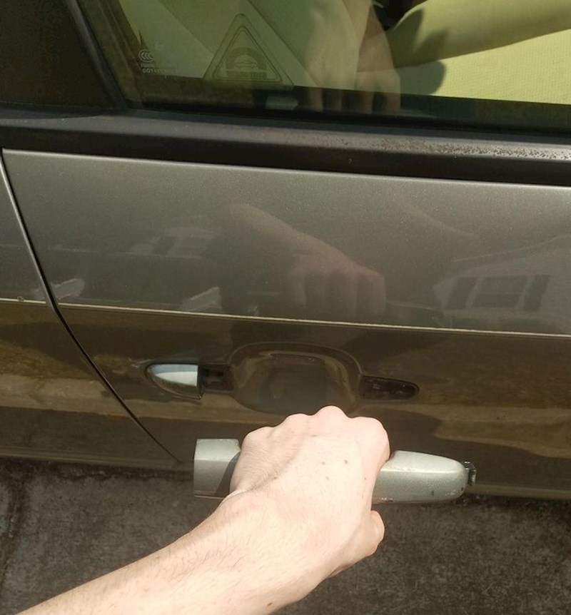 Sinu je ostala kvaka u ruci, bit će to zanimljivo objasniti tati