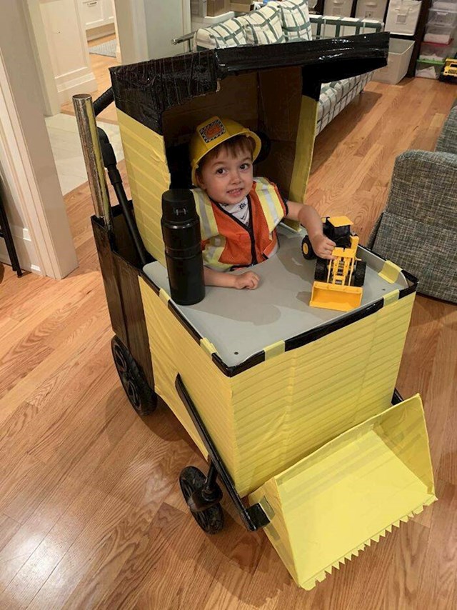 Ovaj tata je sinu napravio buldožer od kolica
