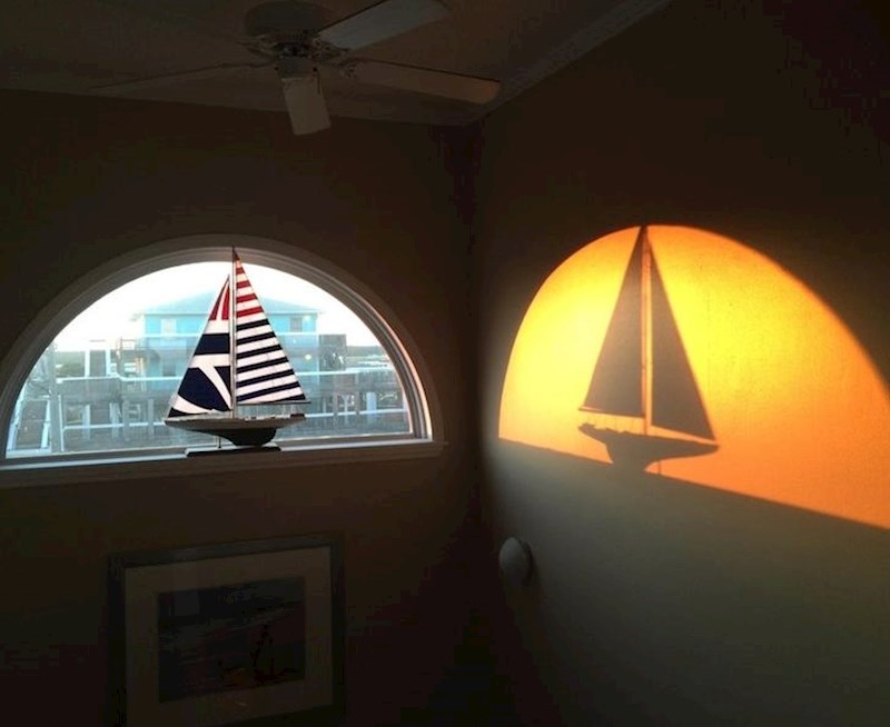 Kuća s brodićem na prozoru dizajnirana tako da sjena točno pada na horizont