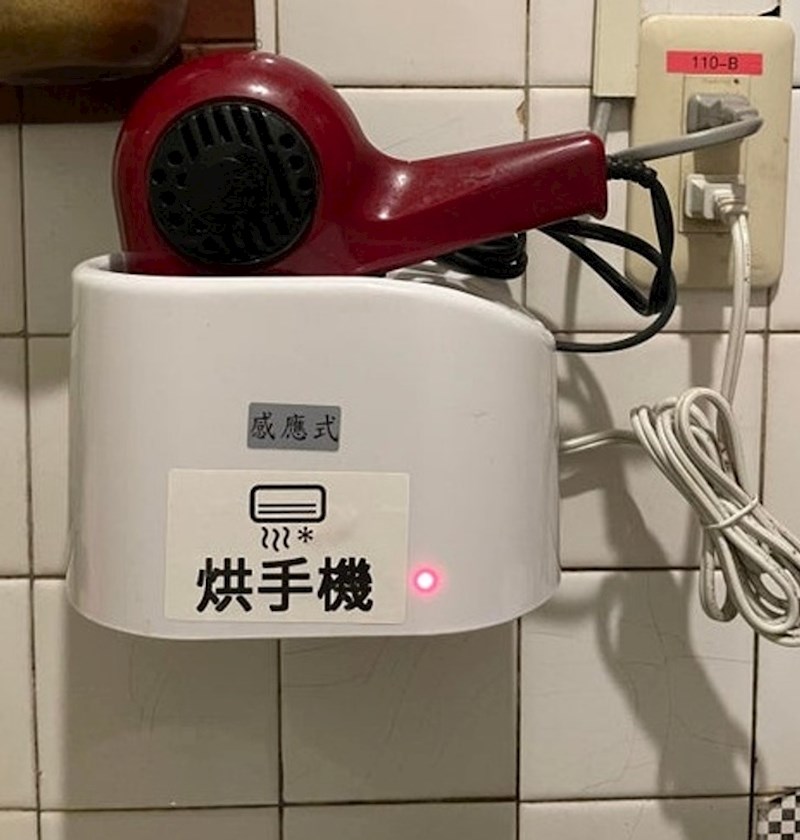 Hotelski fen koji ujedno služio i kao sušilo za ruke