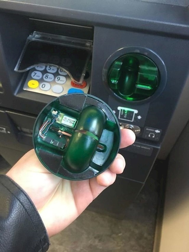 U zadnji trenutak sam skužio da ovaj bankomat ima uređaj pomoću kojeg su mi mogli opelješiti sve novce s računa