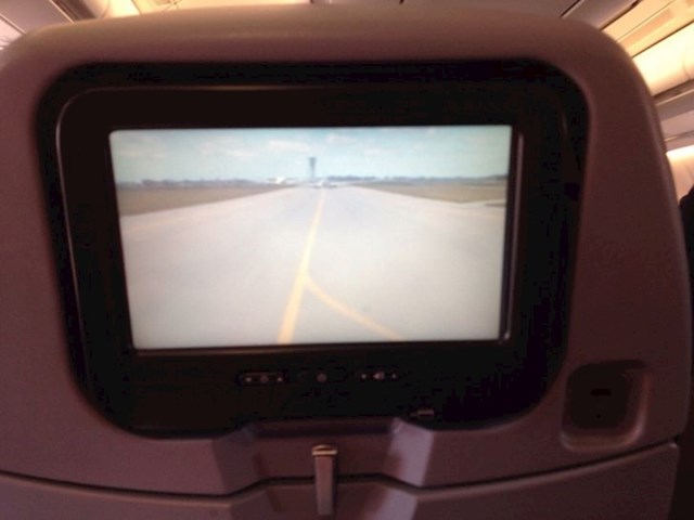 Ovaj avion ima mogućnost da svaki putnik ispred sebe može vidjeti ono što pilot u tom trenutku vidi