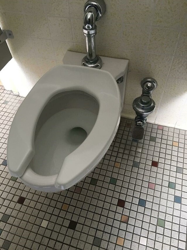 Voda u WC-u se pušta nogom