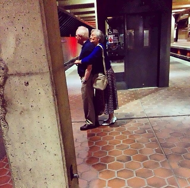 Ukradeni zagrljaji u javnosti su ono što će održati iskru vašeg braka