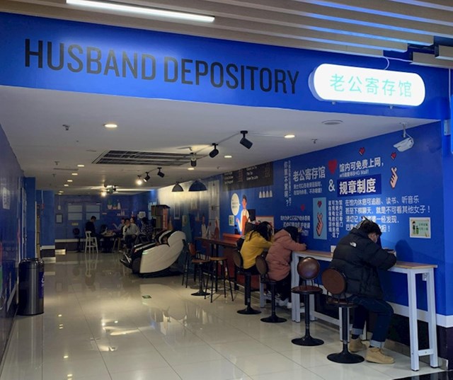 Trgovački centar u Japanu ima "prostor za odlaganje muževa" s punjačima i televizorima