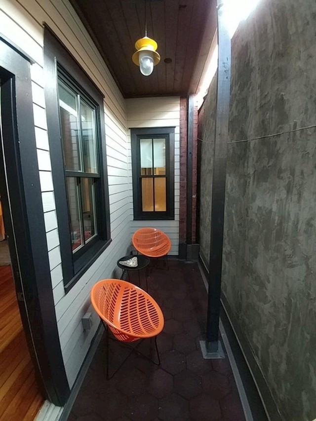 Pisalo je da naš apartman ima privatni balkon, nismo očekivali da je zalijepljen na zid susjedne kuće