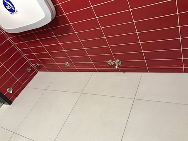 WC za invalide ima malena zvona na podu ako slučajno netko padne i treba pomoć