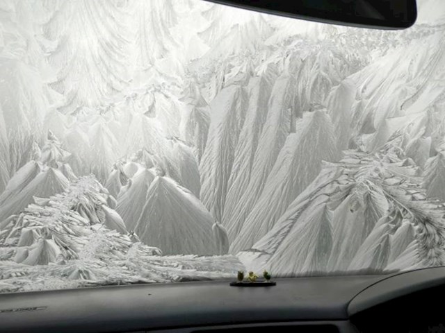 Ovo je zamrznuto staklo na automobilu