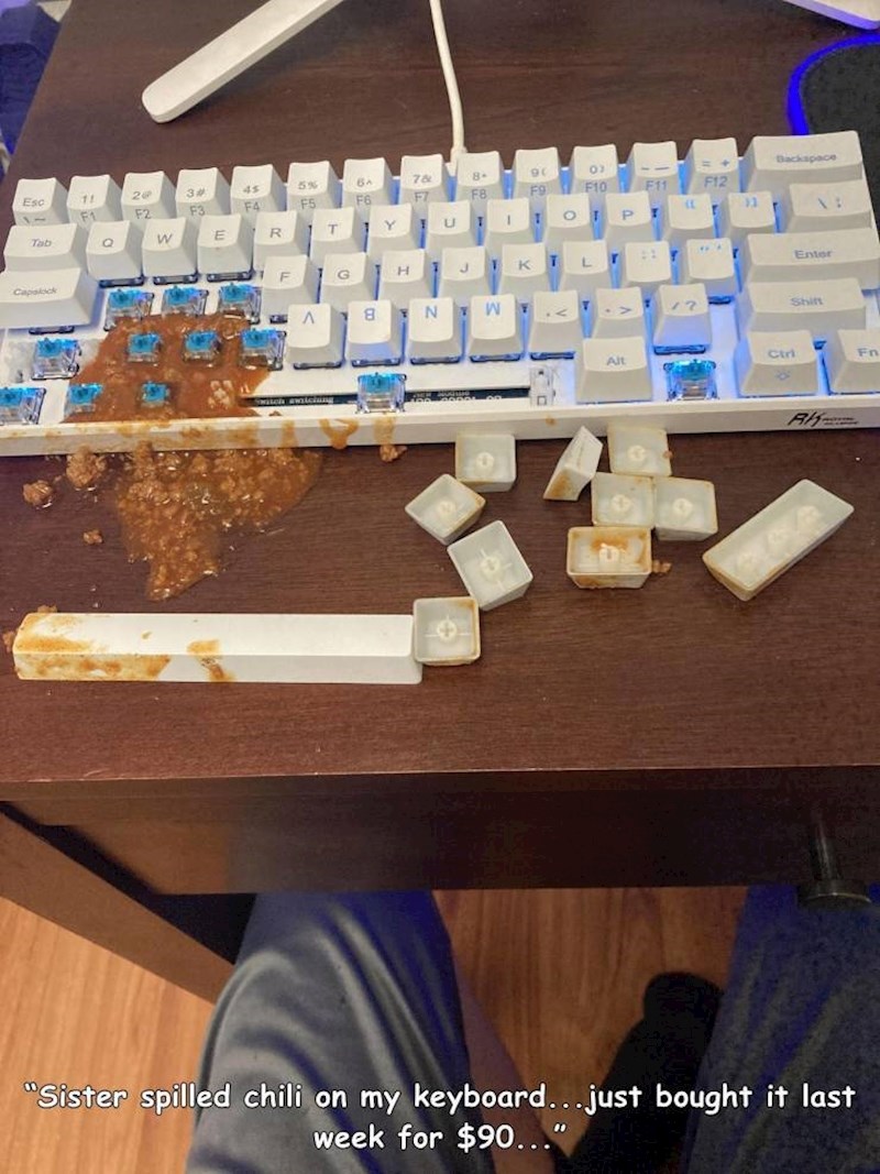 Sestra je prolila chili po mojoj novoj tipkovnici koju sam skupo platio