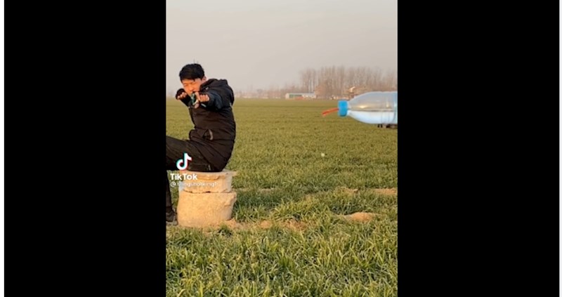 Nevjerojatna vještina pucanja iz praćke