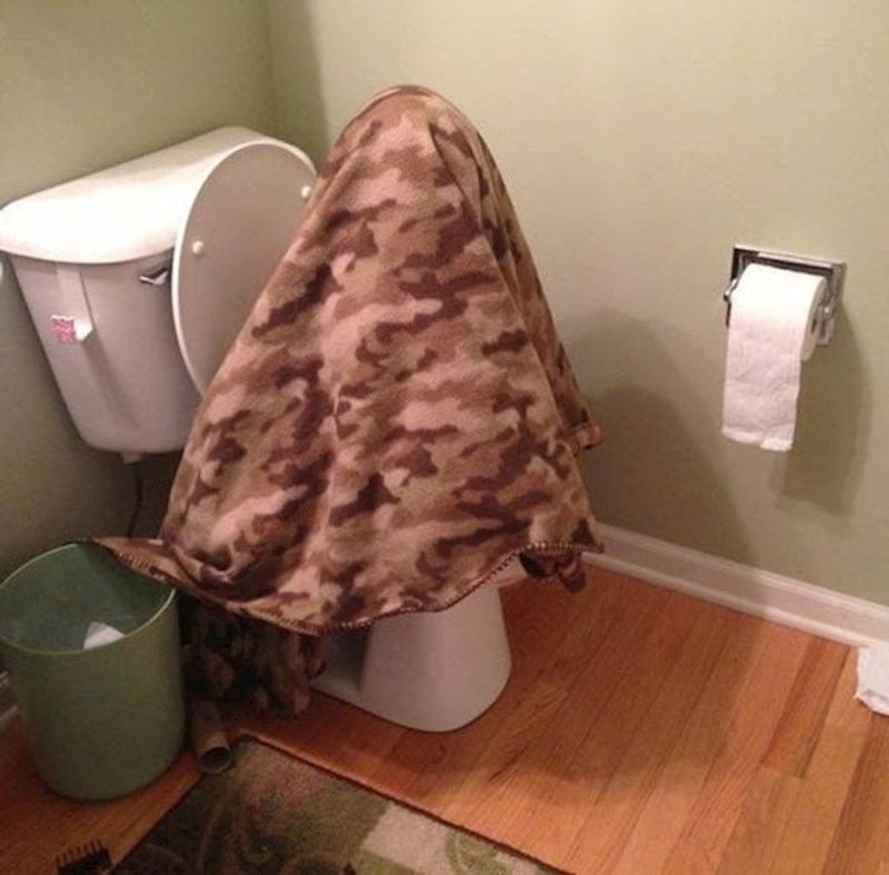 Kad mu je hladno ovako ide na WC