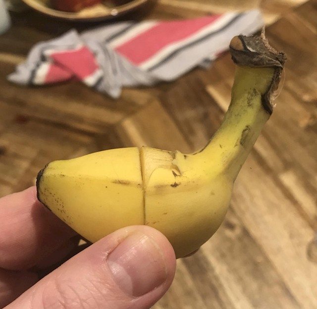 Dva kraja banane tvore savršenu mini bananu