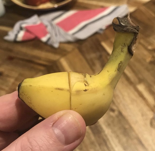 Dva kraja banane tvore savršenu mini bananu