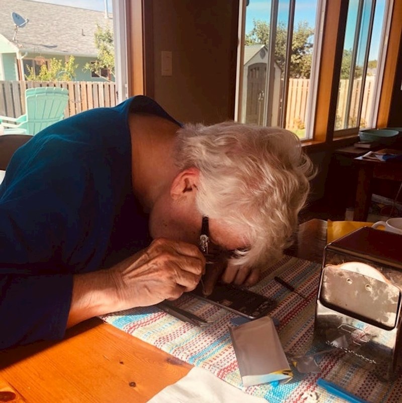 Moja mama je 30 godina radila u draguljarnici i kad sam joj rekao da mi se pokvario iphone, samo je rekla: "prepusti to meni!"