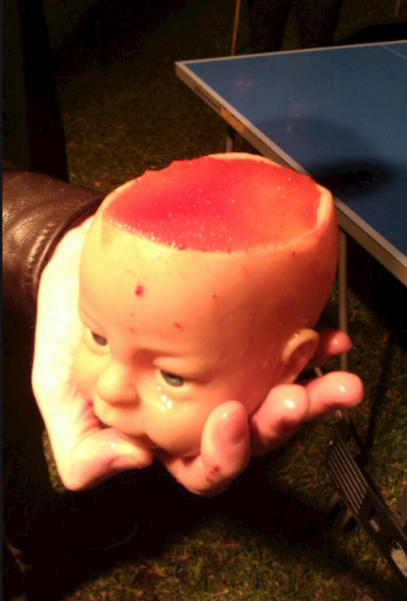 Žestoko piće koje se pije iz glave lutke